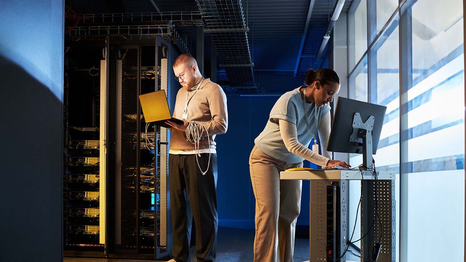 2 Network Analyst troubleshooting a server