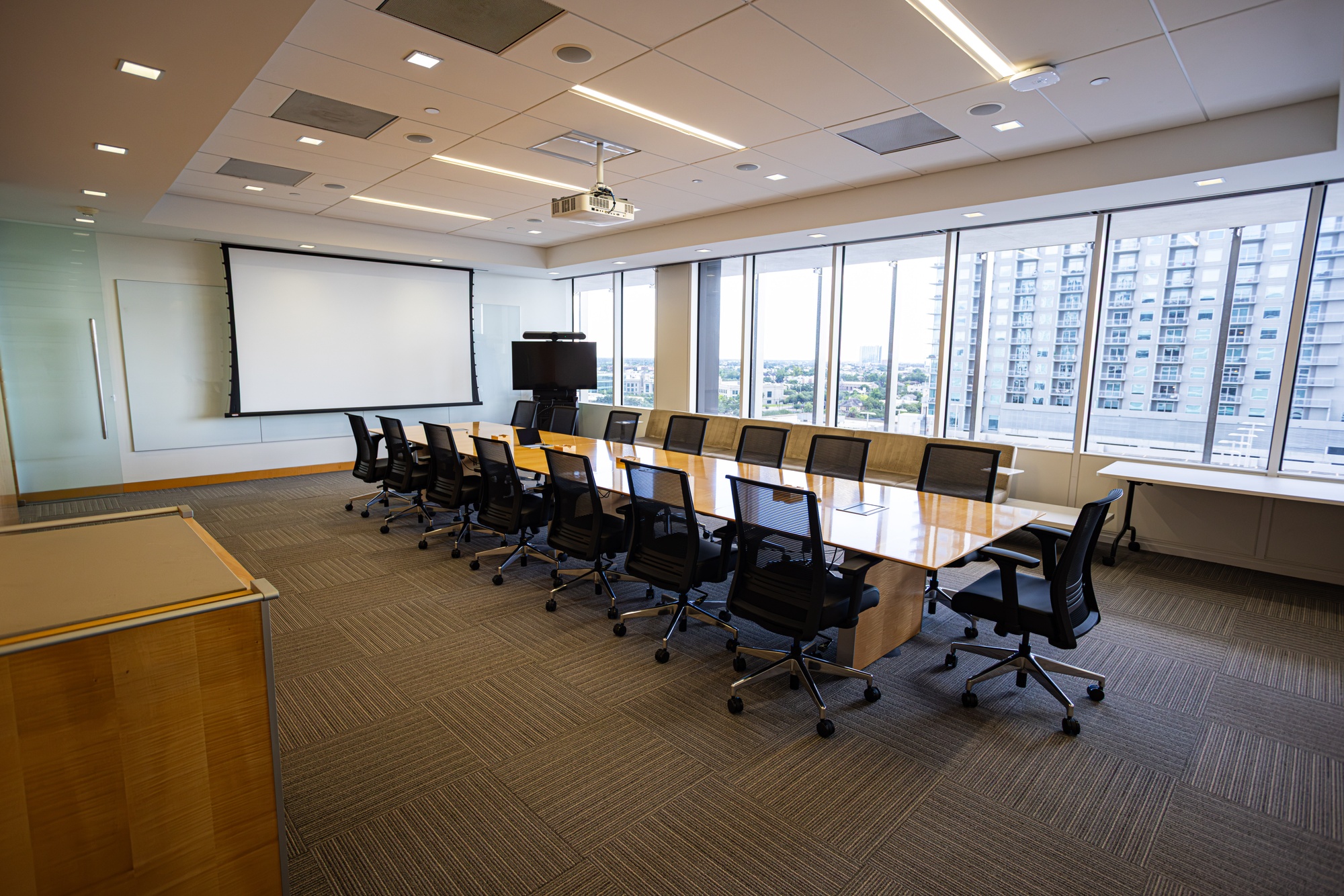 An interior view of the meeting room space of the Pacific Ocean room.