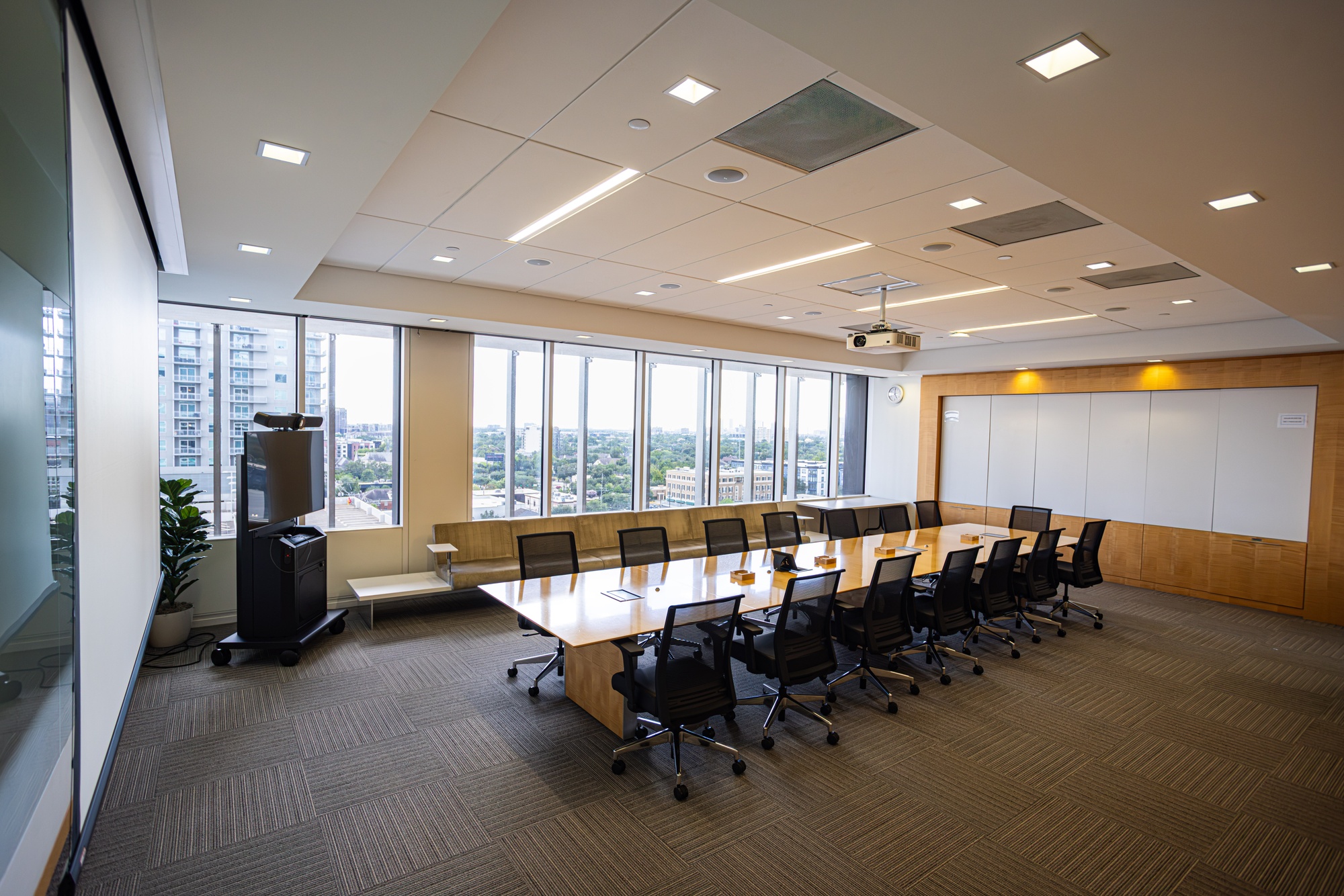 An interior view of the meeting room space of the Pacific Ocean room.