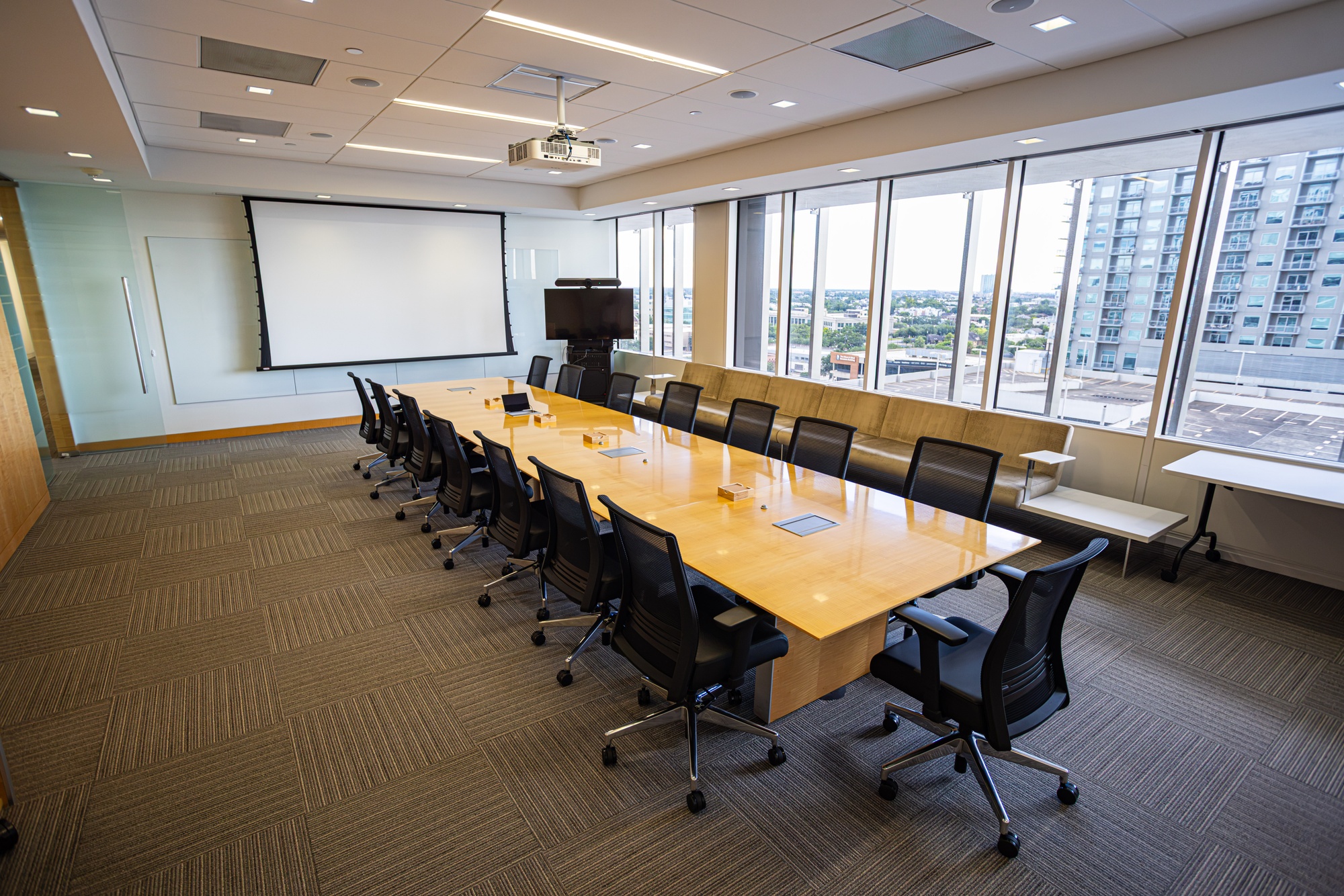 An interior view of the meeting room space of the Pacific Ocean room.