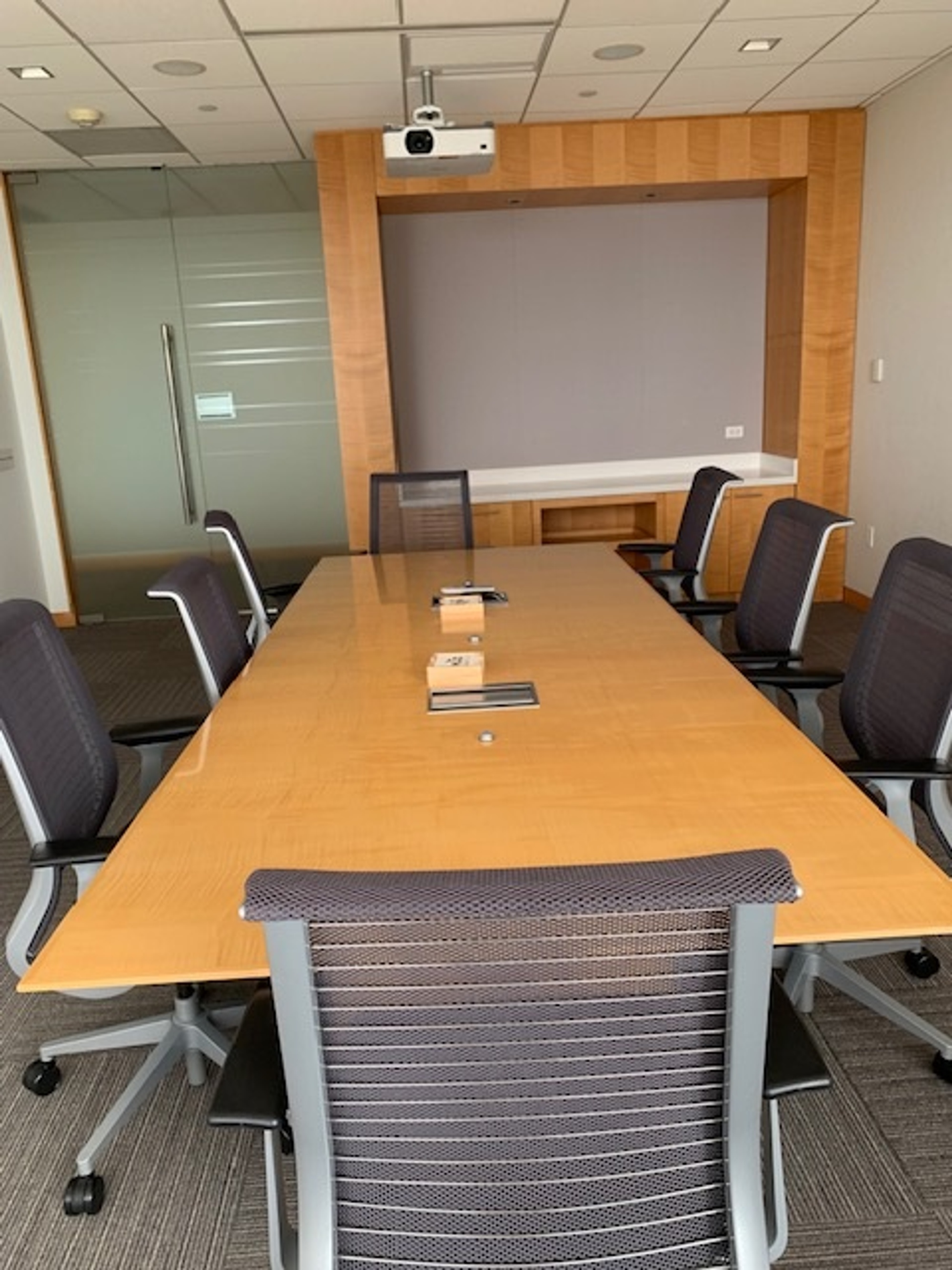 Southern Ocean room meeting space desk/table and chairs
