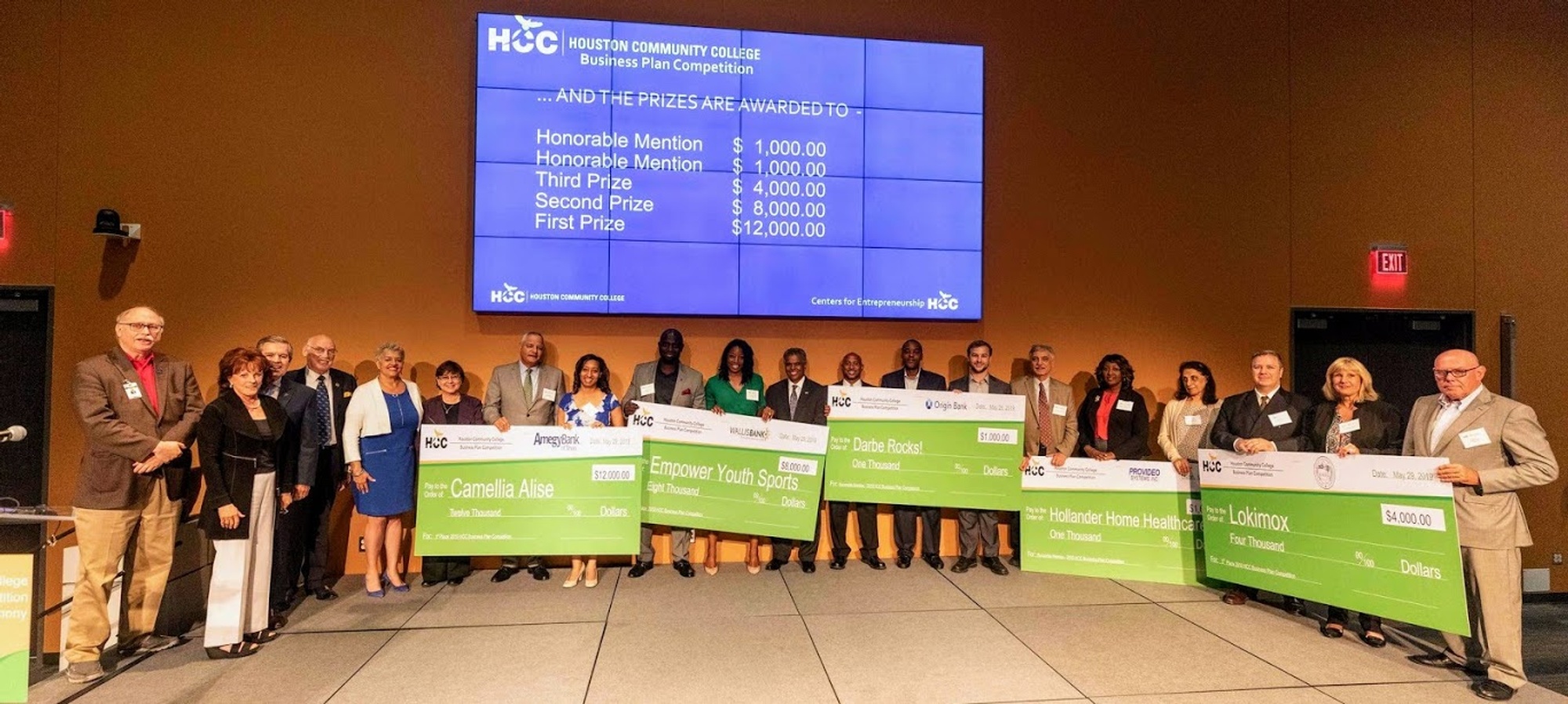 2019 HCC Business Plan Competition winners with checks