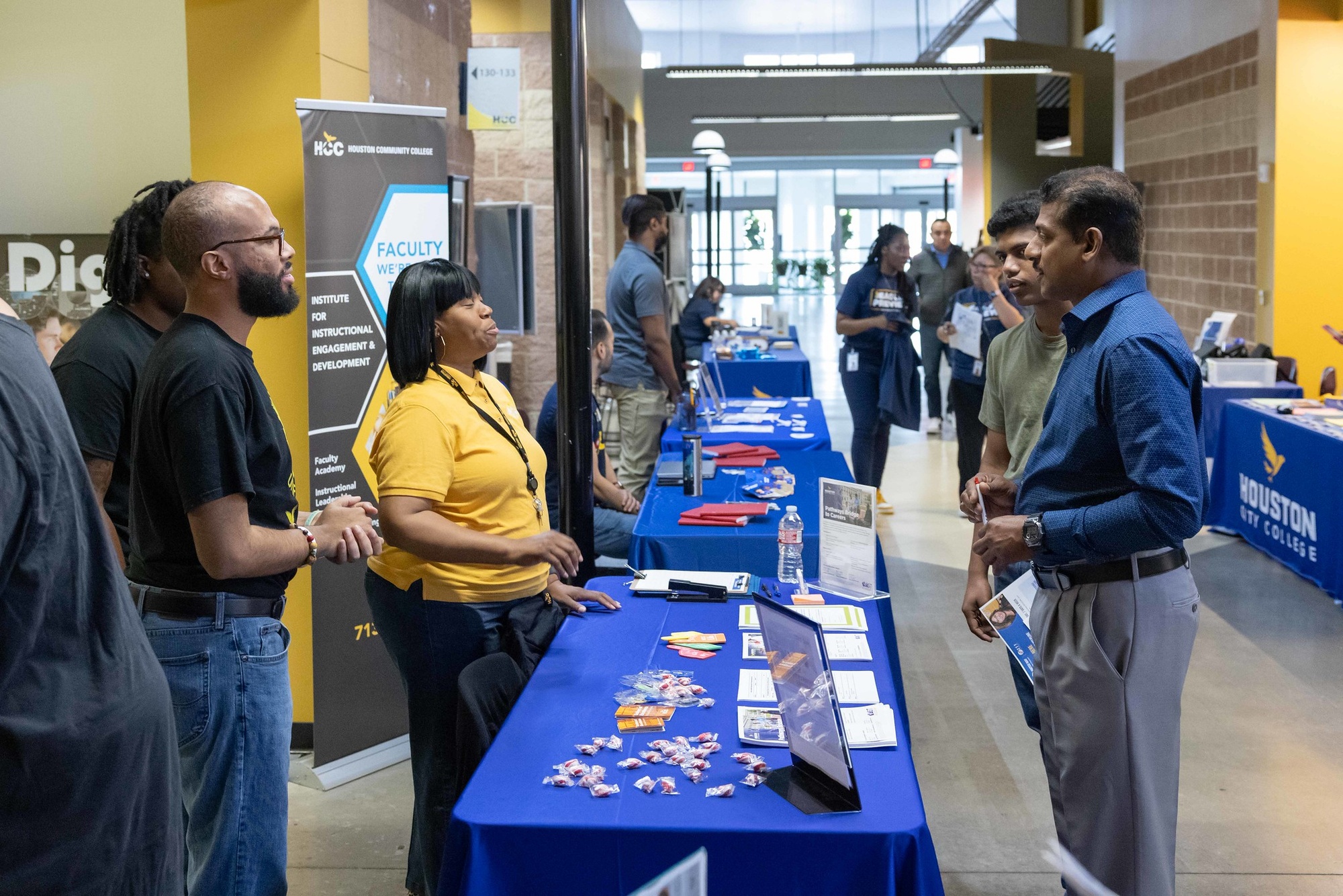 A parent and student talking to a Student recruiter at HCC Eagle Preview