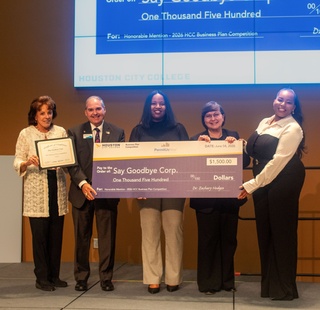 Business Plan Competition Honorable Mention Diane King receiving her award