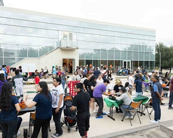 Students attending a transfer fair